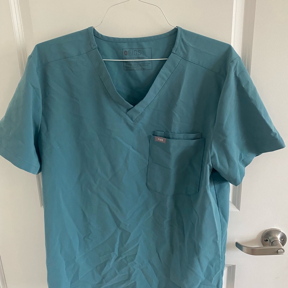 FIGS men’s three pocket scrub top size large
